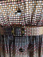 幾何学格子柄ワンピース(ブラックxホワイトxオレンジxベージュ)