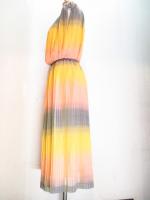 ボーダー柄プリーツワンピース(サーモンピンクxイエローxグレー)