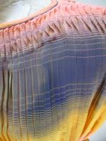 ボーダー柄プリーツワンピース(サーモンピンクxイエローxグレー)