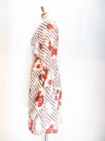 斜めボーダー&花柄ワンピース(オフホワイト&ブラウンxレッド&グリーン)