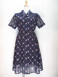 ドット&幾何学柄刺繡ワンピース(ネイビーxピンク)