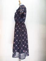 ドット&幾何学柄刺繡ワンピース(ネイビーxピンク)