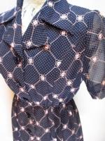 ドット&幾何学柄刺繡ワンピース(ネイビーxピンク)